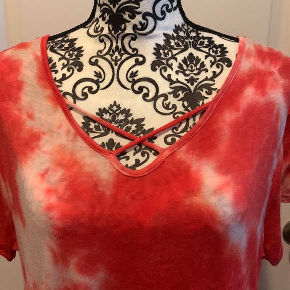 Women’s cap sleeve shark bite hem tie dyed t-shirt. - Picture 2 of 6